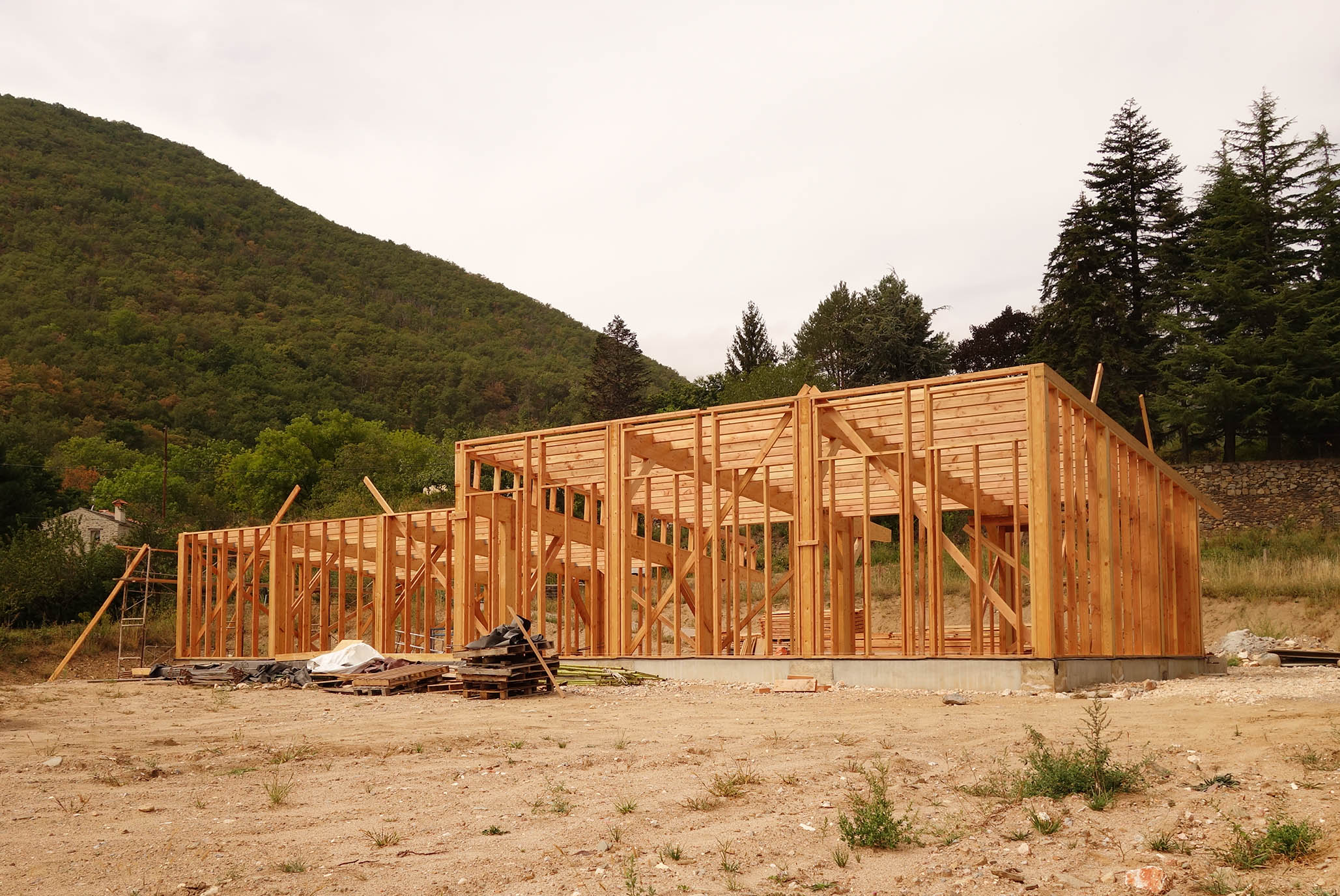 MIELLERIE
LE CHANT DES ABEILLES MCDA_Mosset/photos/chantier/02.jpg