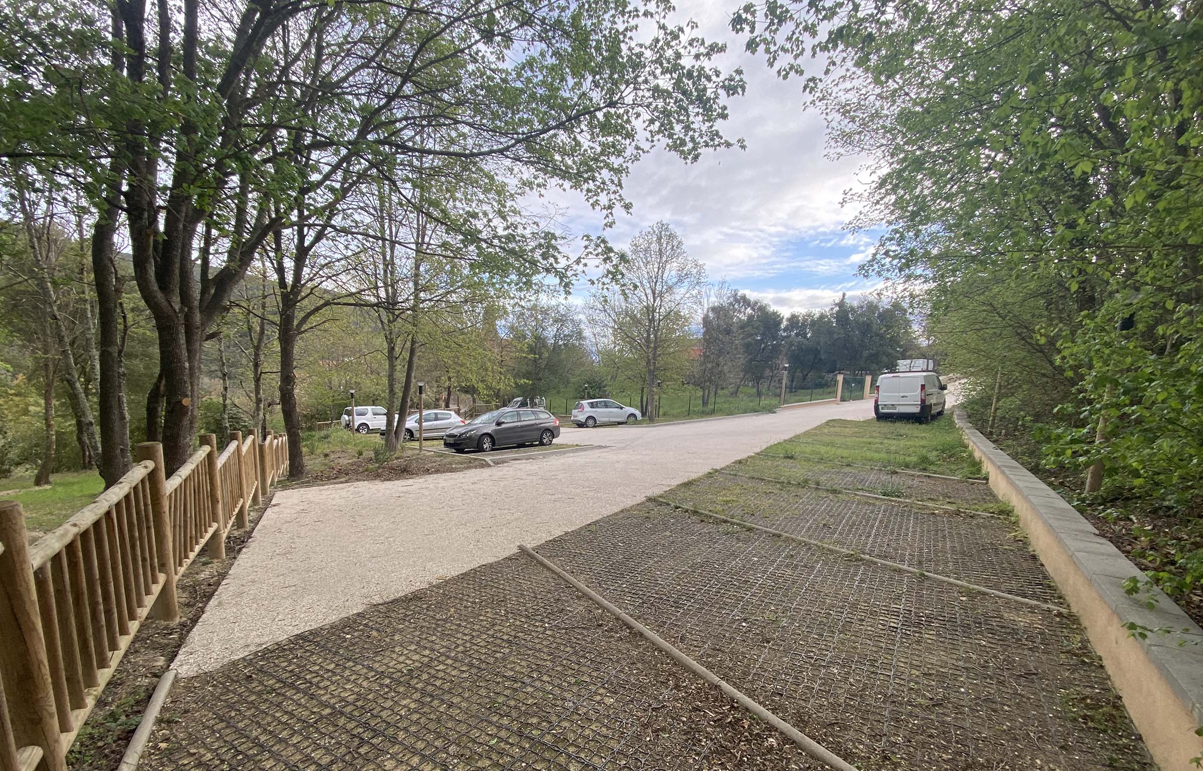 AIRE
DE STATIONNEMENT PARKING_Calmeilles/photos/06.jpg