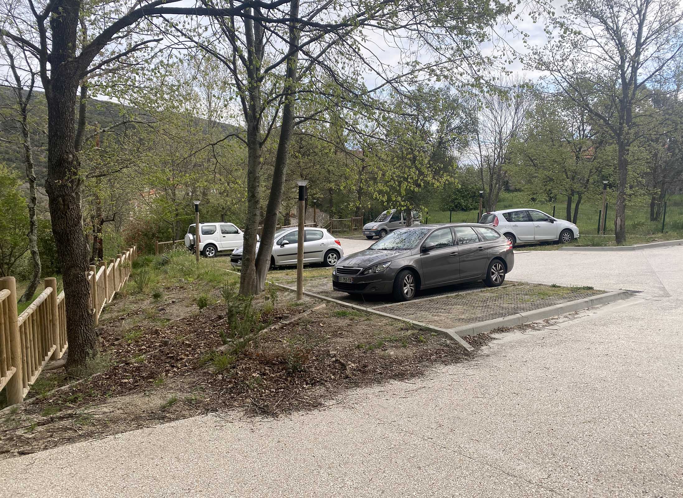 AIRE
DE STATIONNEMENT PARKING_Calmeilles/photos/07.jpg